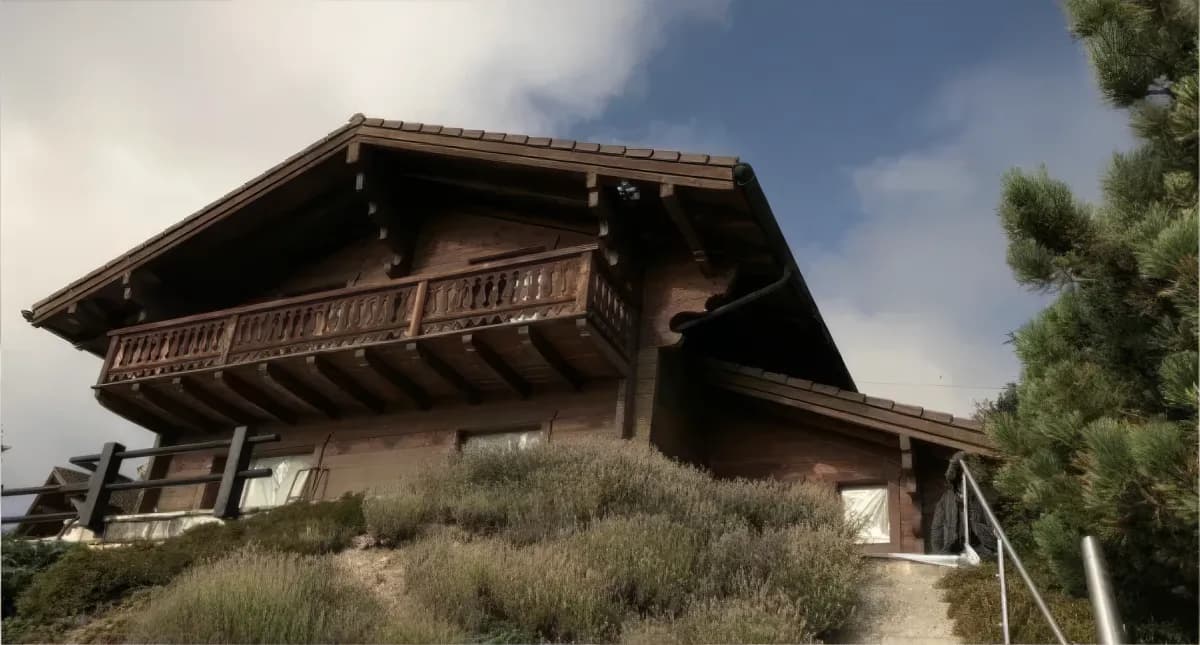 Chalet en bois avant sablage en Suisse romande