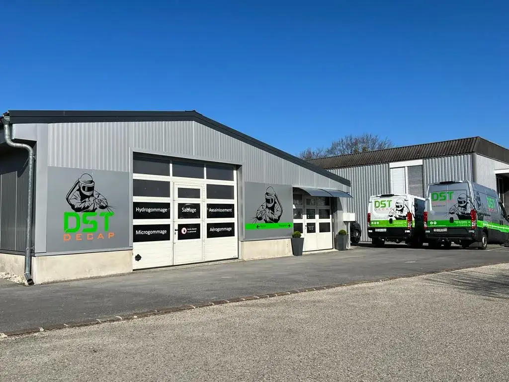 Atelier DST Décap à Yvonand : bâtiment et fourgons d'intervention