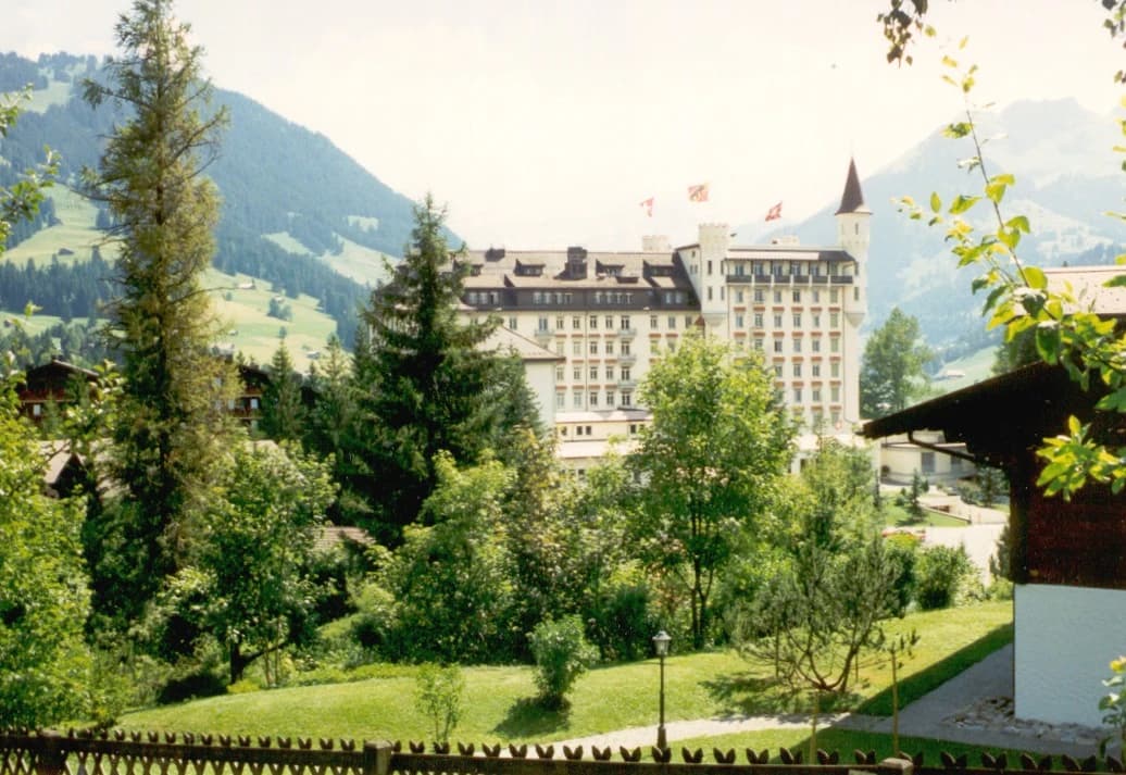 Gstaad Palace : Rénovation menuiseries en mélèze